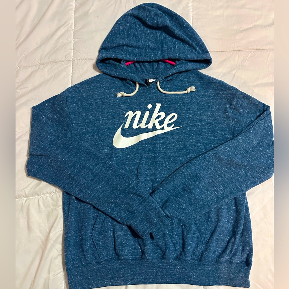 Women’s Nike light weight hoodie
Size medium